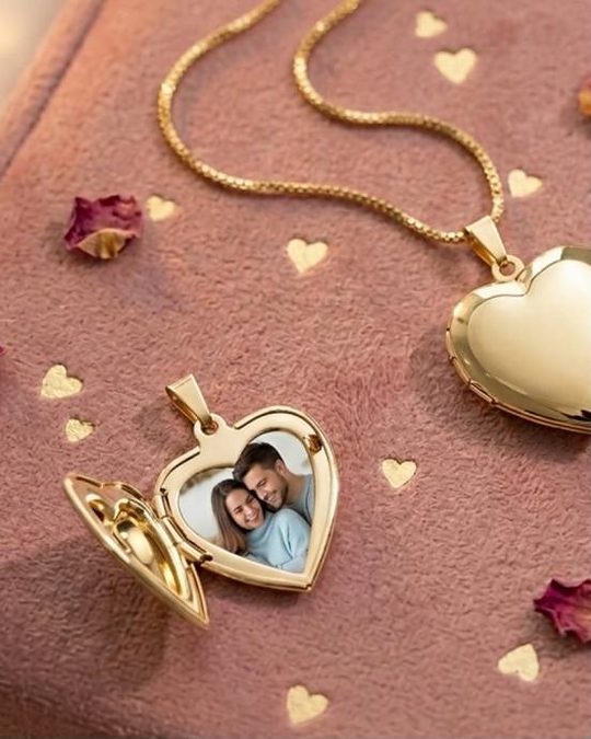 Relicário de coração dourado aberto com foto dentro
